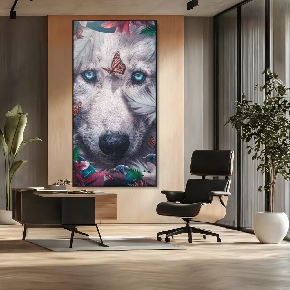 Tablou canvas cu tablou canvas cu lup alb si fluturi, in rama de aluminiu negru, pe perete intr-un birou
